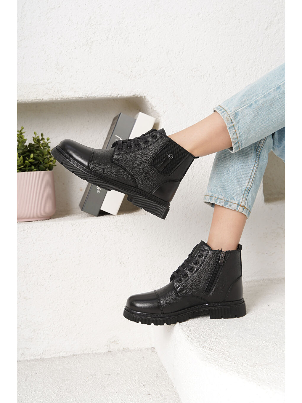 Siyah Darko Soğuk Geçirmez Kürklü Kadın Bot-2