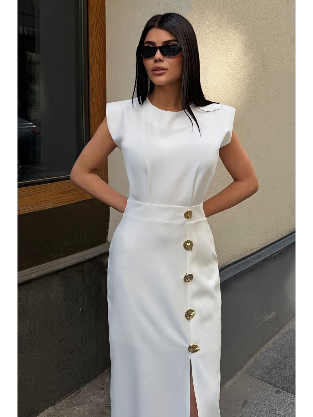 Kadın Beyaz Aksesuar Detay Yırtmaçlı Midi Davet Elbisesi-1