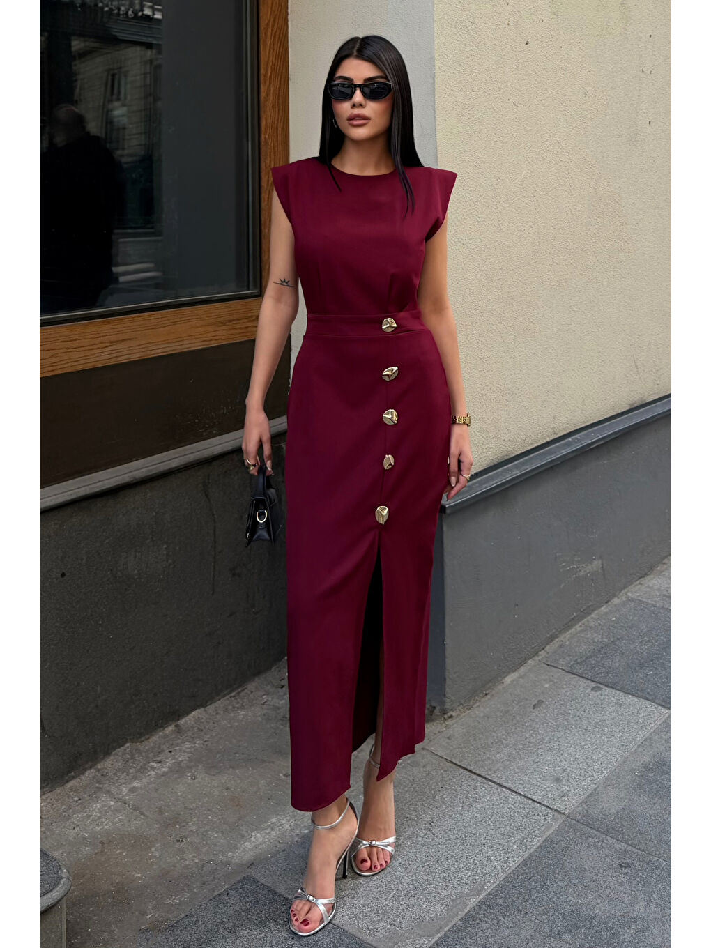 Kadın Bordo Aksesuar Detay Yırtmaçlı Midi Davet Elbisesi-1