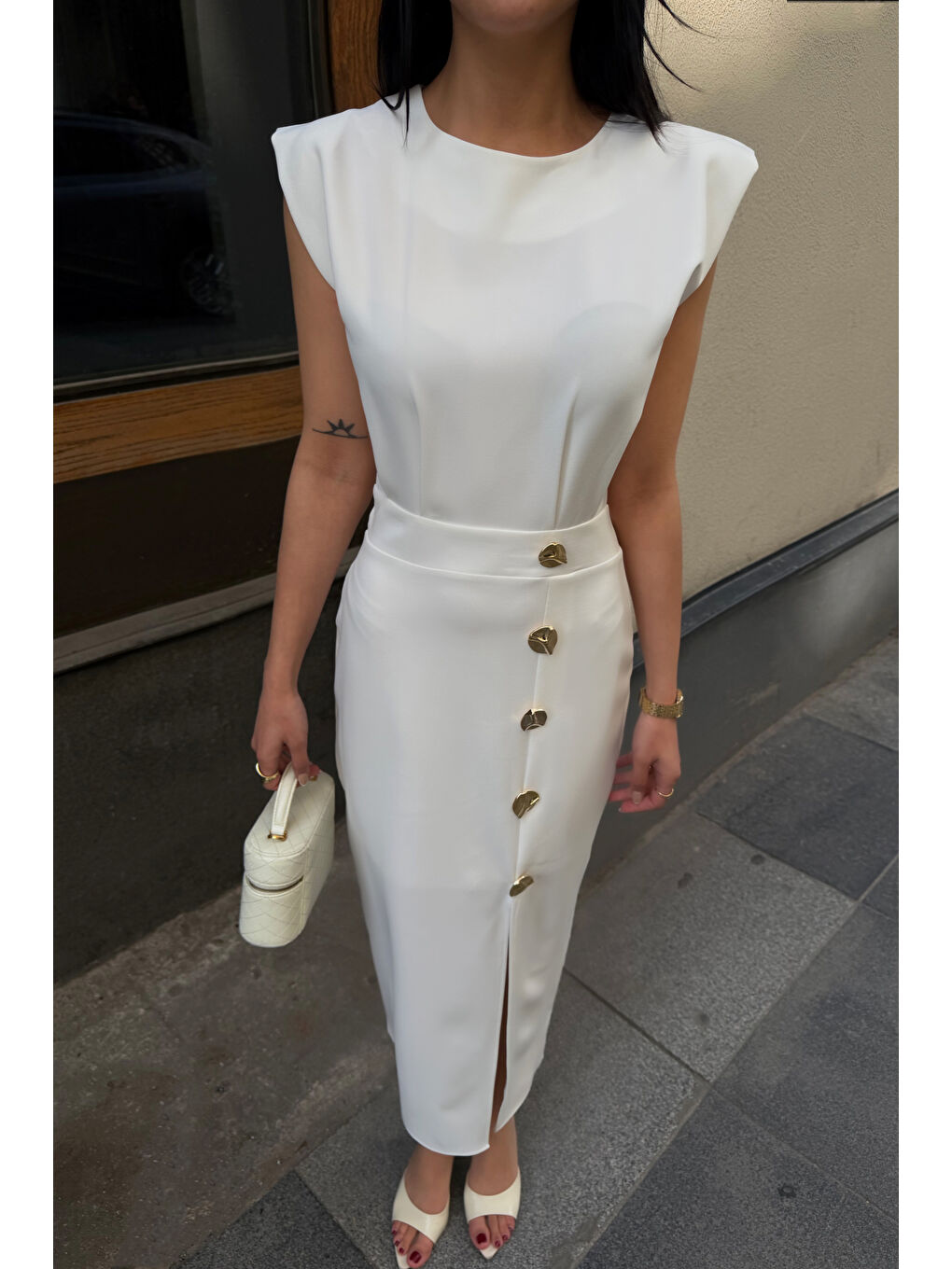 Kadın Beyaz Aksesuar Detay Yırtmaçlı Midi Davet Elbisesi-2