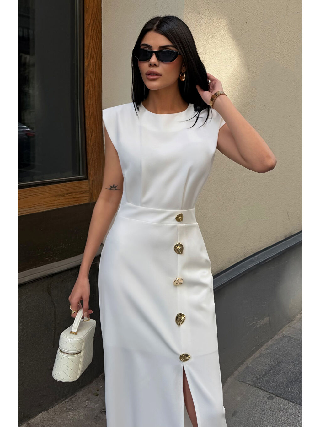 Kadın Beyaz Aksesuar Detay Yırtmaçlı Midi Davet Elbisesi-3
