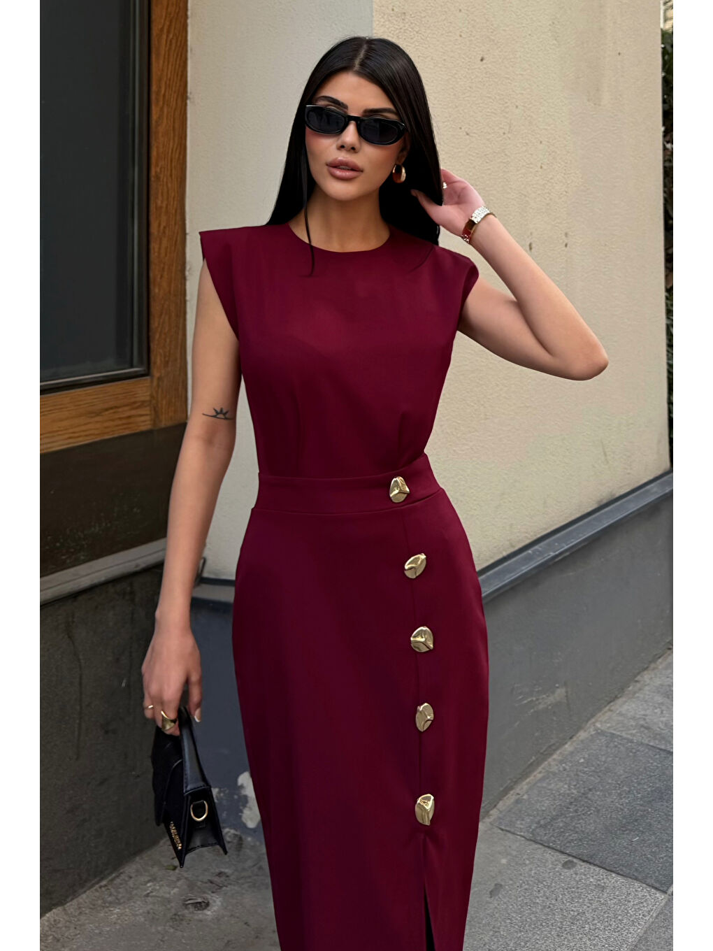 Kadın Bordo Aksesuar Detay Yırtmaçlı Midi Davet Elbisesi-3