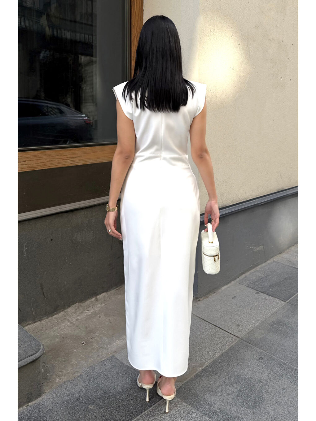 Kadın Beyaz Aksesuar Detay Yırtmaçlı Midi Davet Elbisesi-4