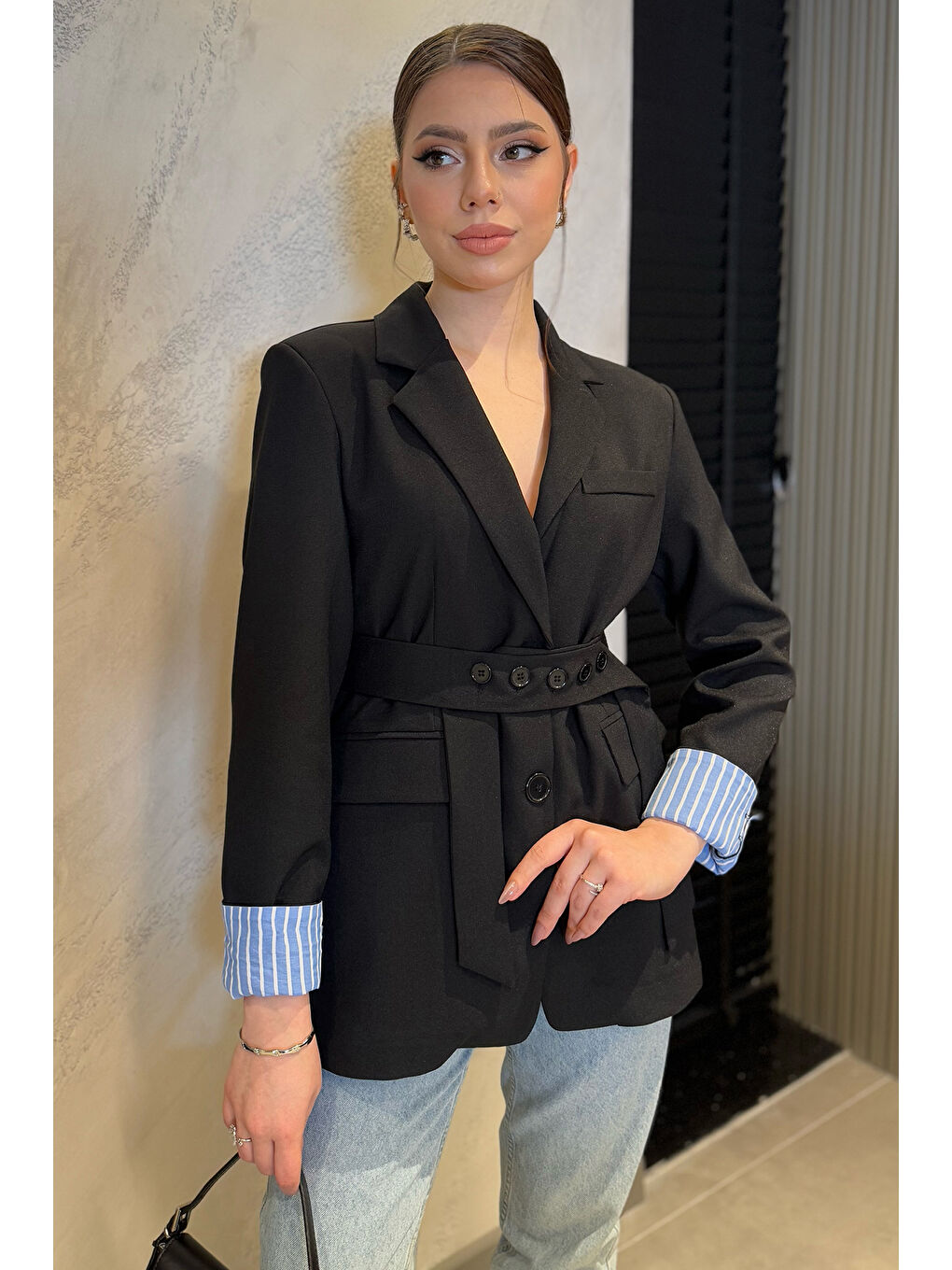 Siyah Gömlek Garnili Yırtmaç Detaylı Kadın Kuşaklı Blazer Ceket-1
