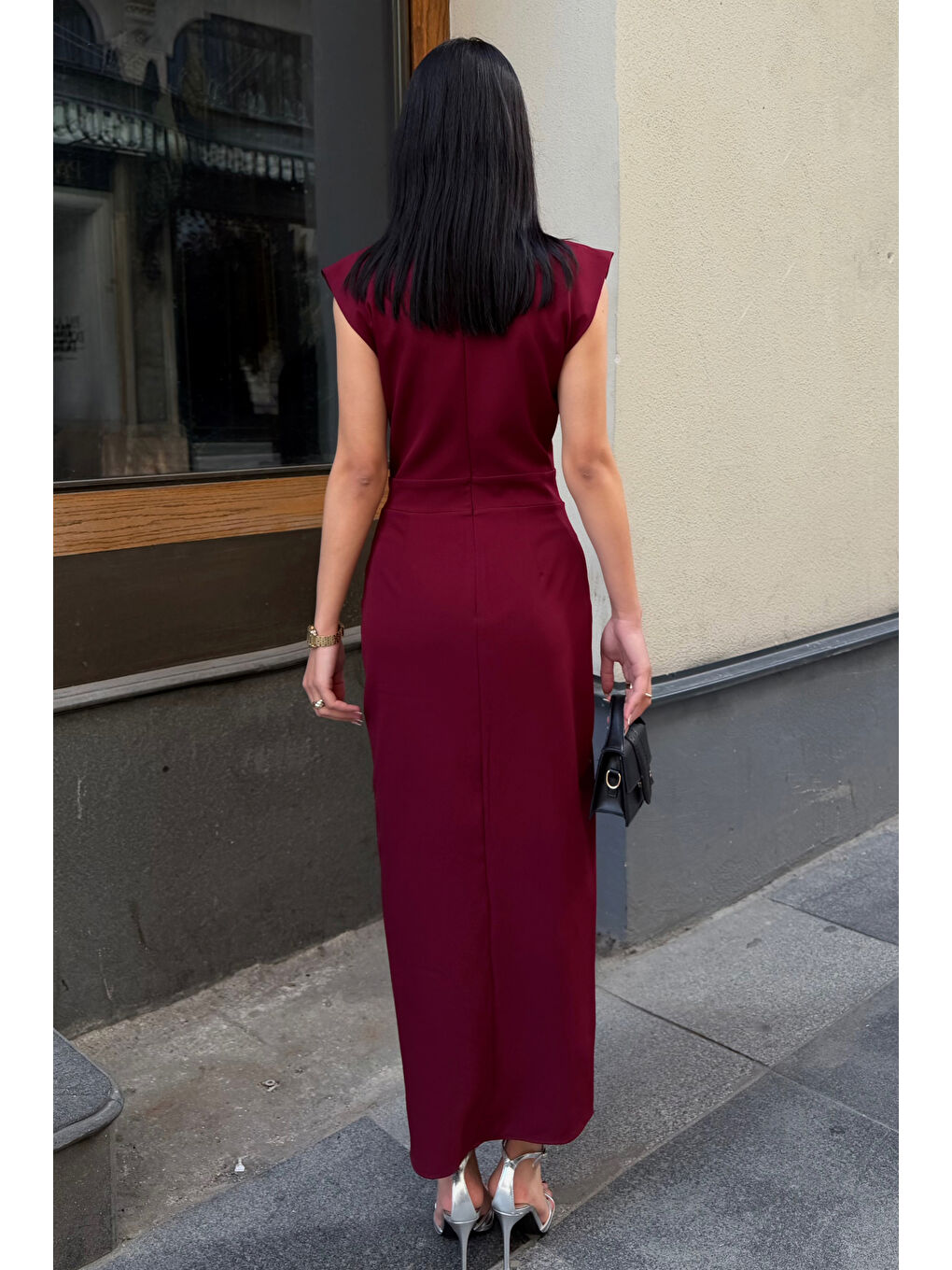 Kadın Bordo Aksesuar Detay Yırtmaçlı Midi Davet Elbisesi-5
