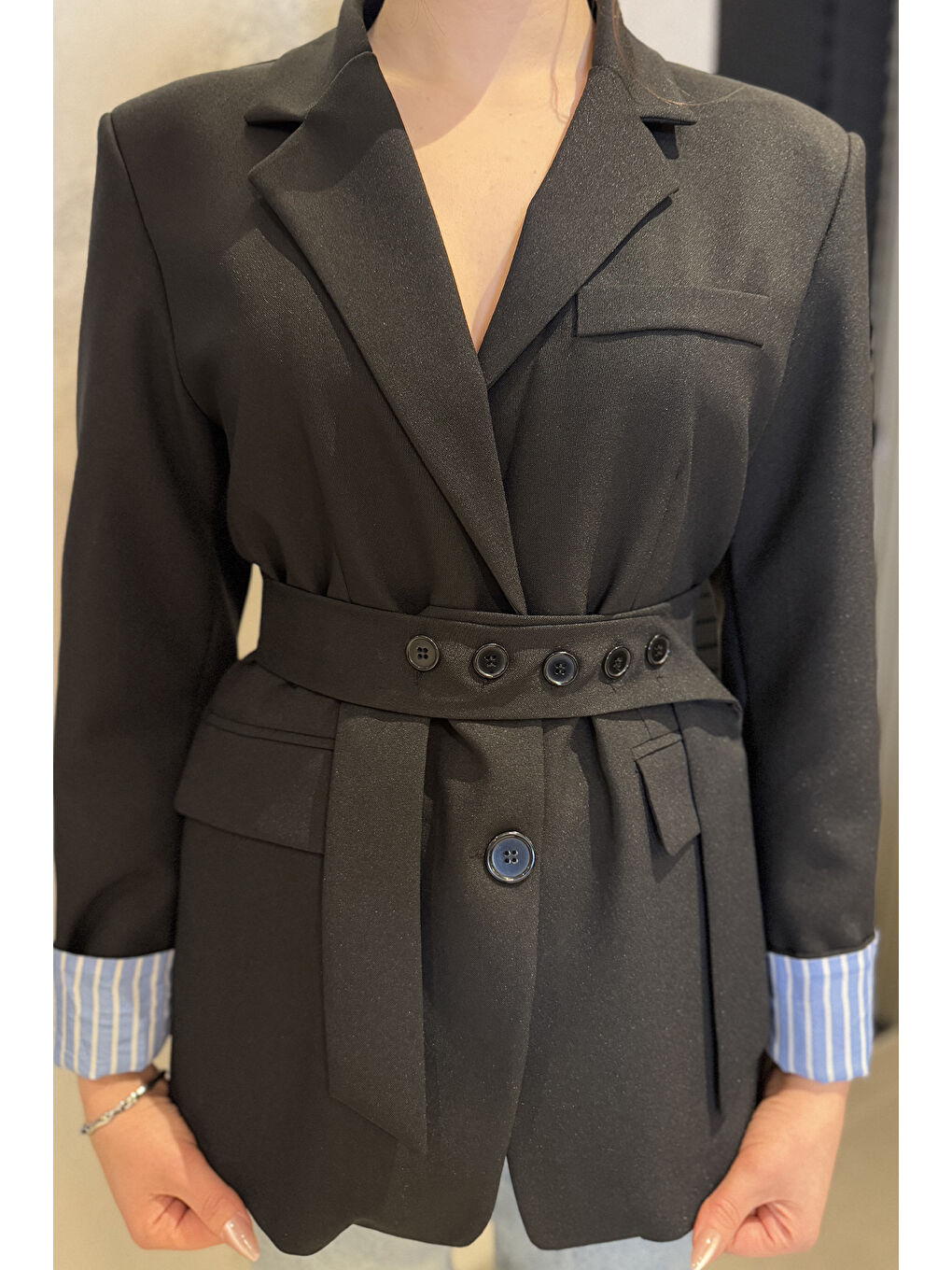 Siyah Gömlek Garnili Yırtmaç Detaylı Kadın Kuşaklı Blazer Ceket-3