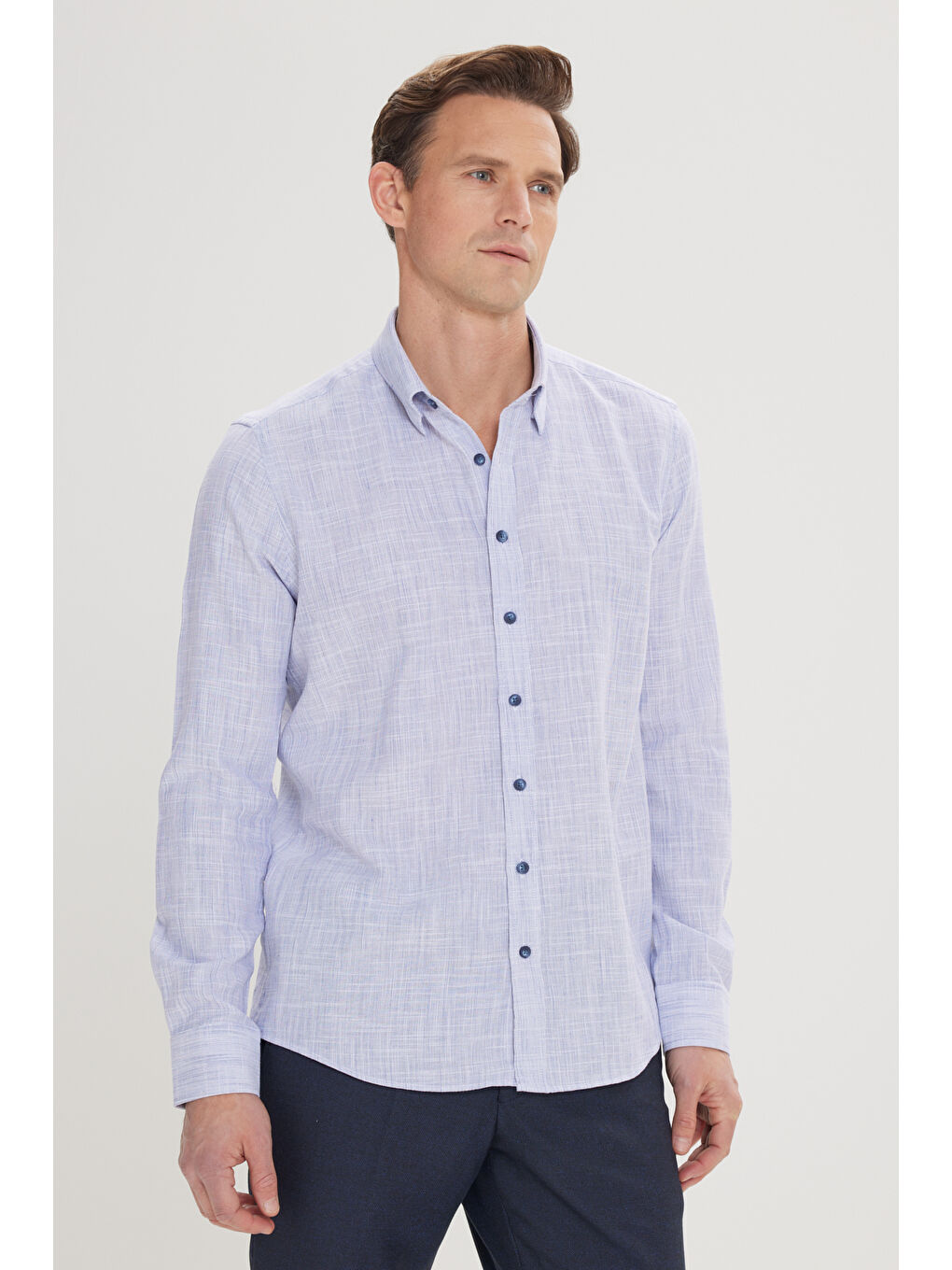 Erkek Mavi Slim Fit Dar Kesim Gizli Düğmeli Yaka Keten Görünümlü %100 Pamuk Flamlı Gömlek-3