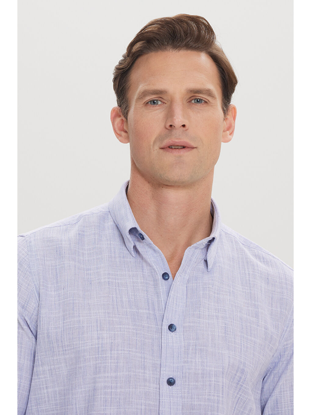 Erkek Mavi Slim Fit Dar Kesim Gizli Düğmeli Yaka Keten Görünümlü %100 Pamuk Flamlı Gömlek-4