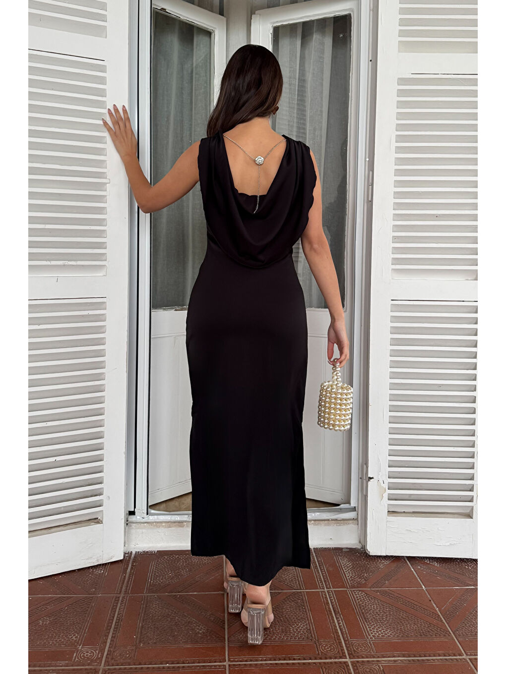 Kadın Siyah Degaje Yaka Aksesuar Detay Midi Davet Elbisesi-4