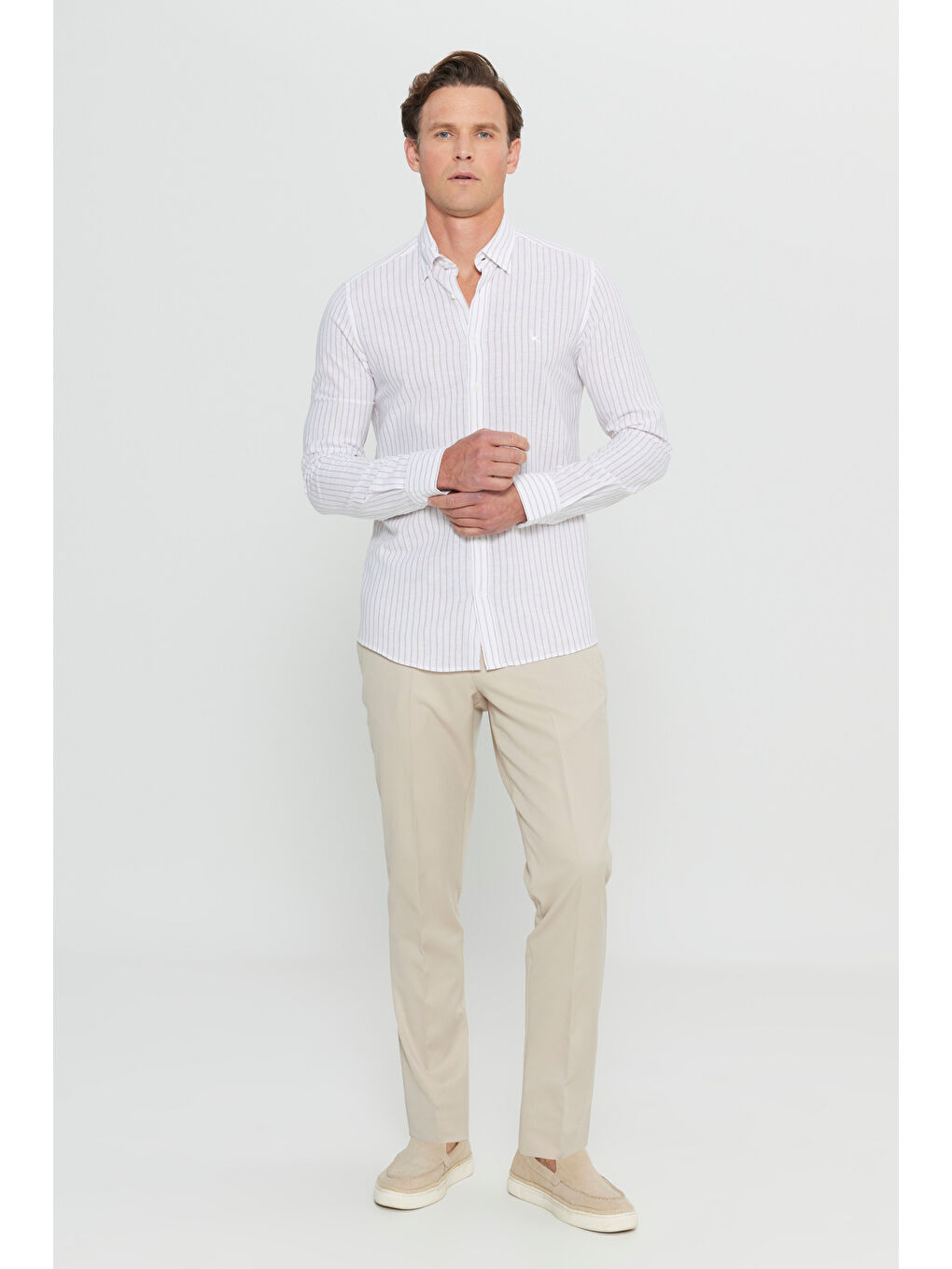 Erkek Beyaz-Bej Keten Comfort Fit Rahat Kesim Gizli Düğmeli Yaka Çizgili Travel Gömlek-1