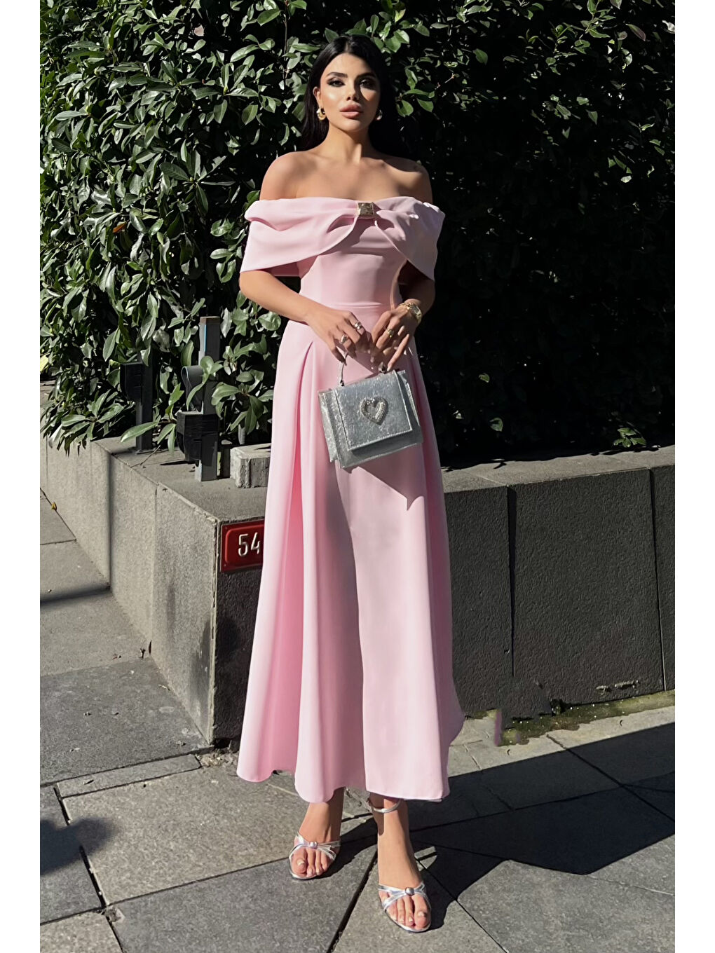 Kadın Pembe Madonna Yaka Aksesuar Detay Midi Elbise