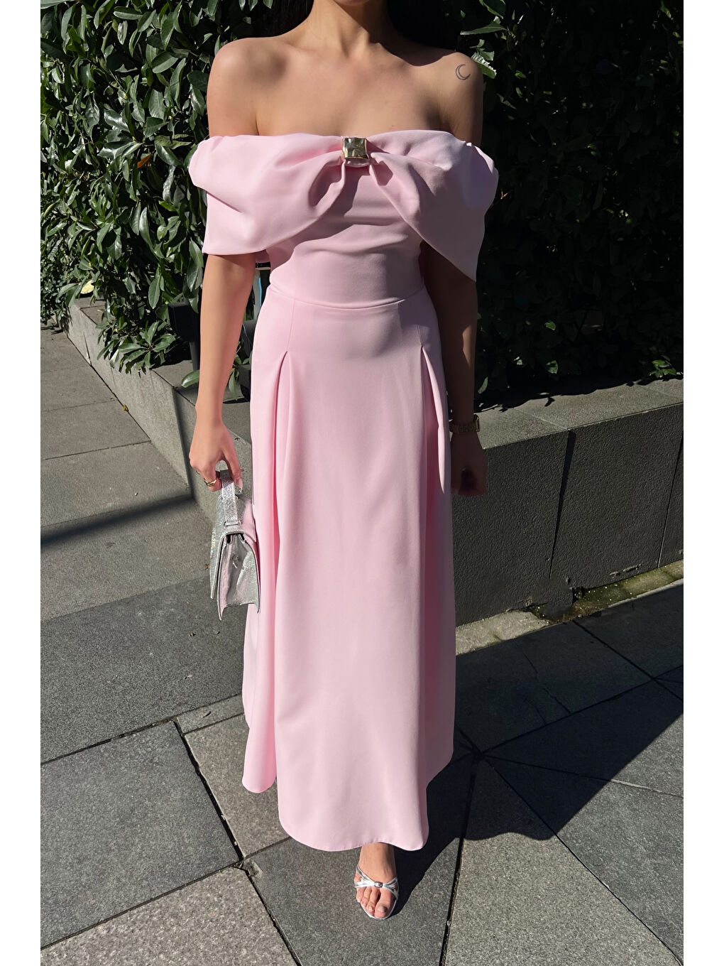 Kadın Pembe Madonna Yaka Aksesuar Detay Midi Elbise-2