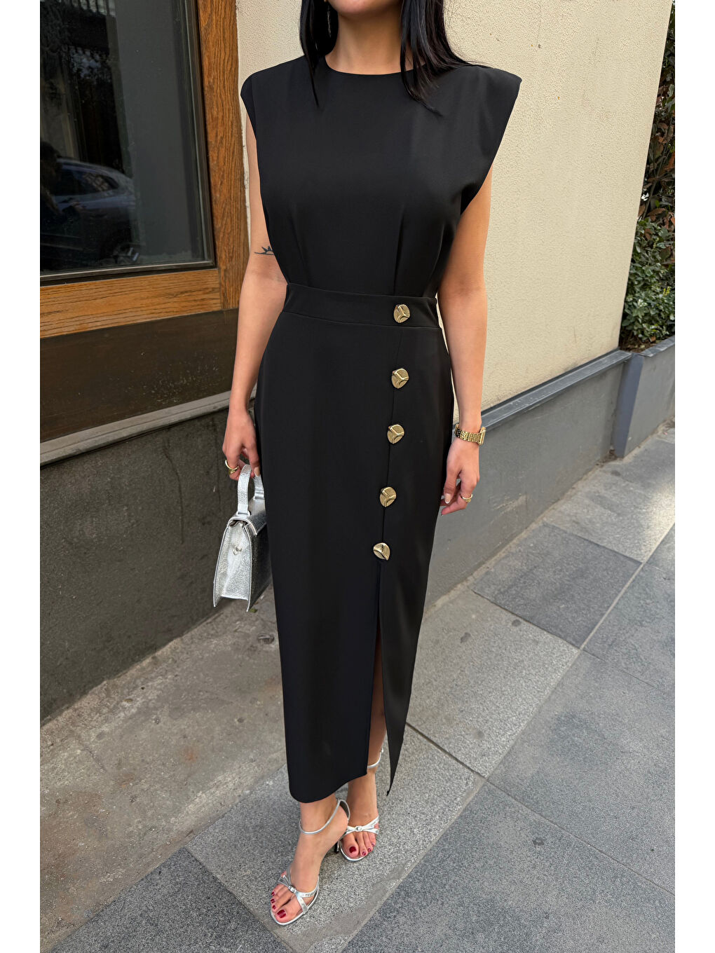 Kadın Siyah Aksesuar Detay Yırtmaçlı Midi Davet Elbisesi-3