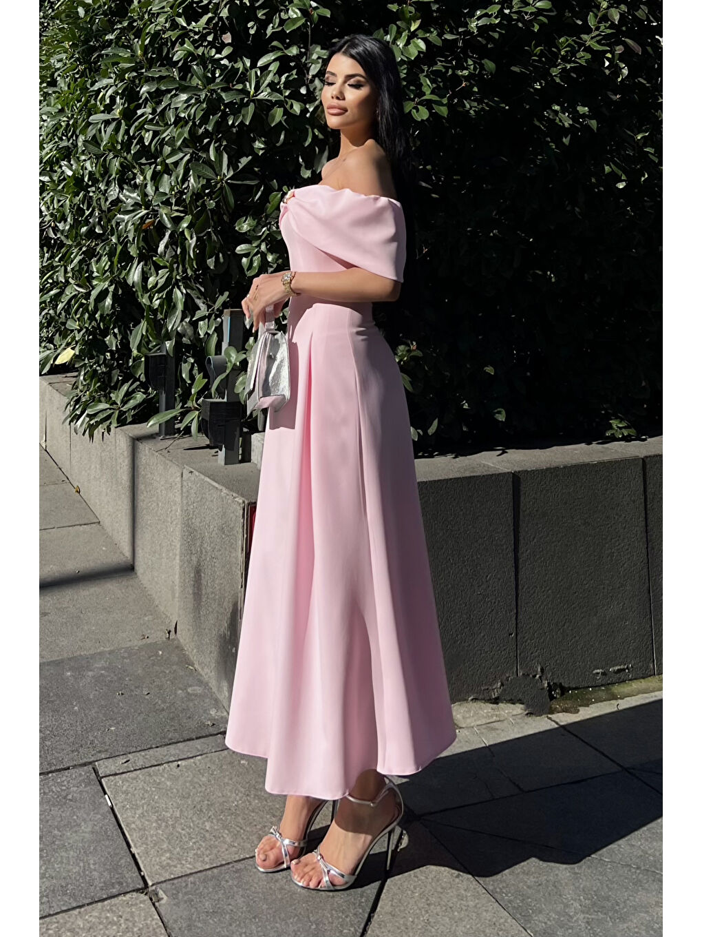 Kadın Pembe Madonna Yaka Aksesuar Detay Midi Elbise-3