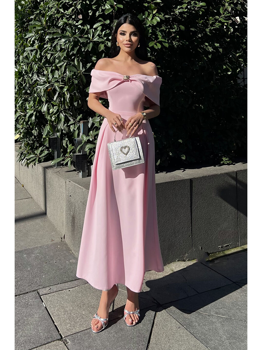 Kadın Pembe Madonna Yaka Aksesuar Detay Midi Elbise-4