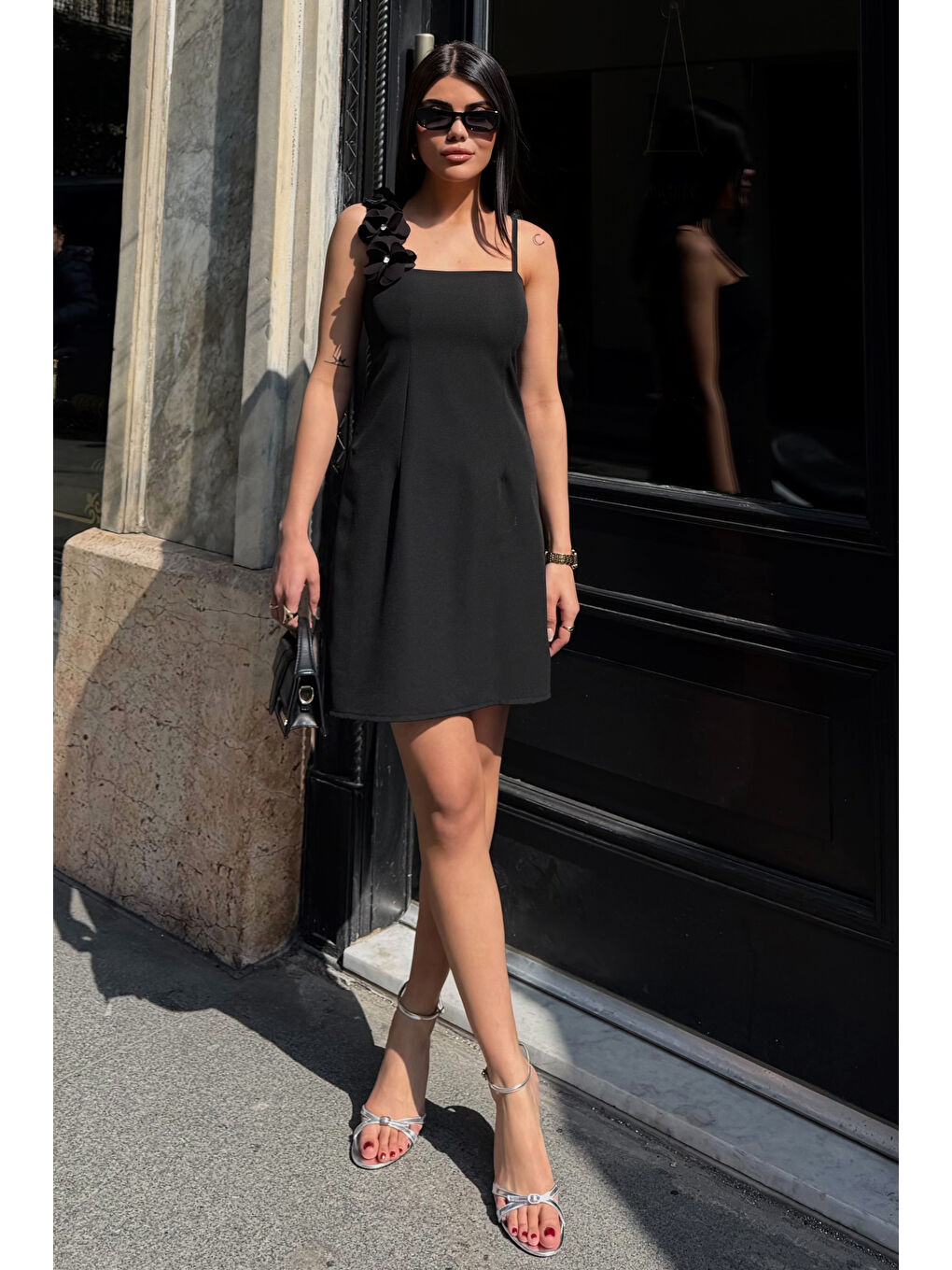 Kadın Siyah Çiçek Detaylı Askılı Mini Elbise