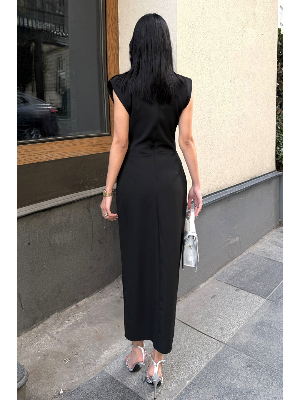 Kadın Siyah Aksesuar Detay Yırtmaçlı Midi Davet Elbisesi-5