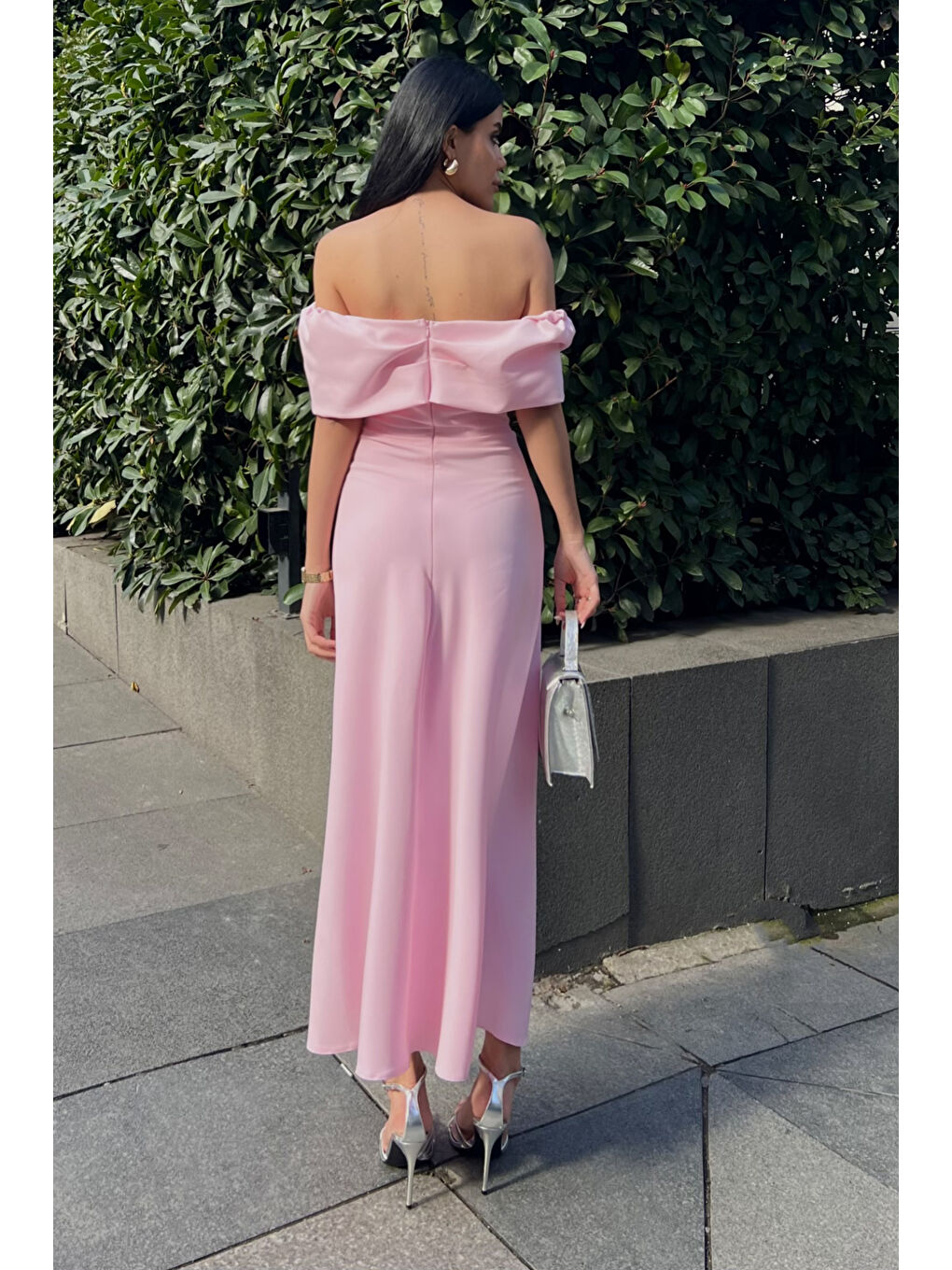 Kadın Pembe Madonna Yaka Aksesuar Detay Midi Elbise-5