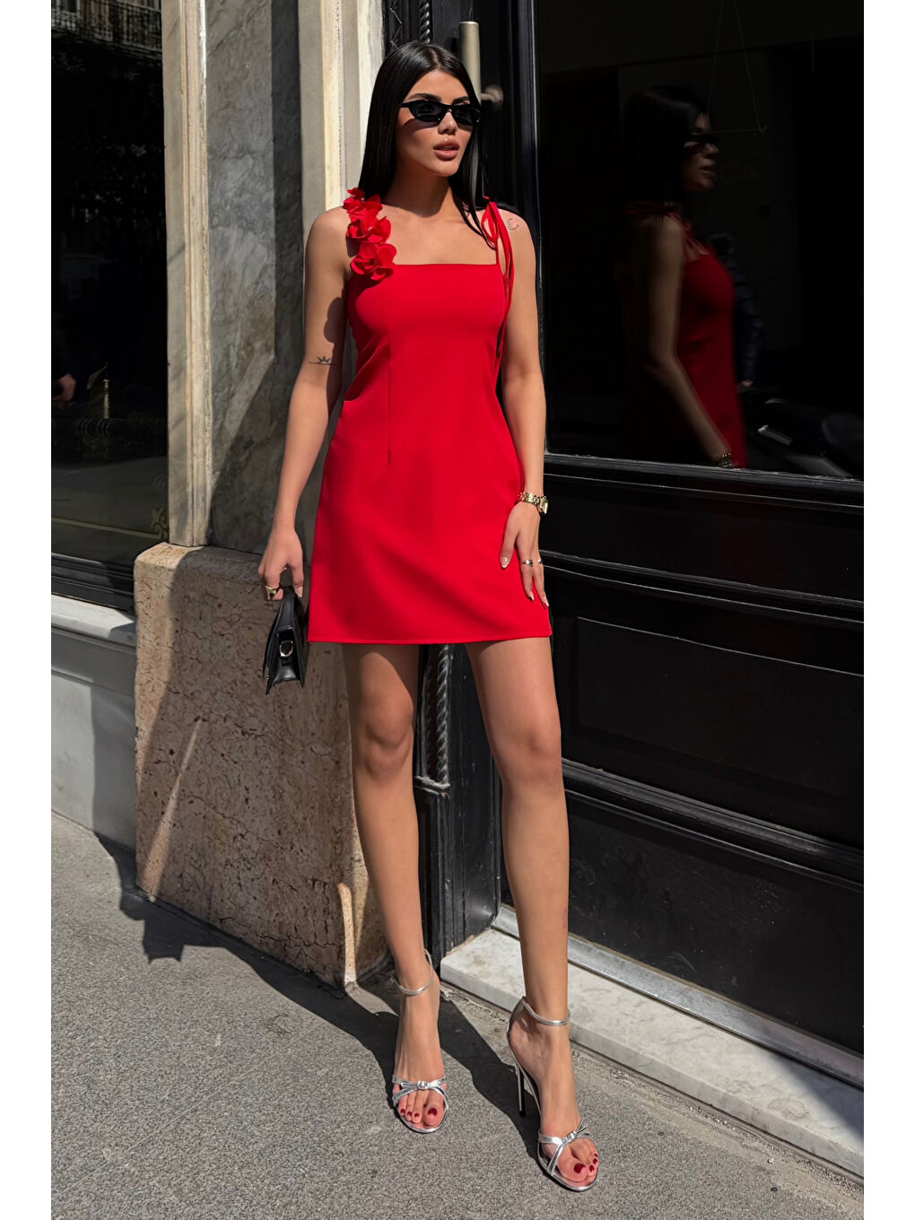 Kadın Kırmızı Çiçek Detaylı Askılı Mini Elbise