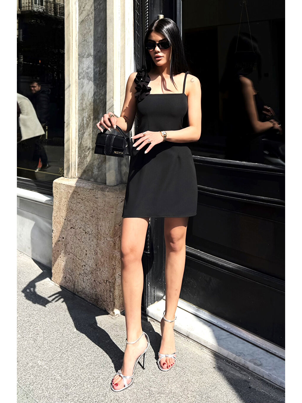 Kadın Siyah Çiçek Detaylı Askılı Mini Elbise-1