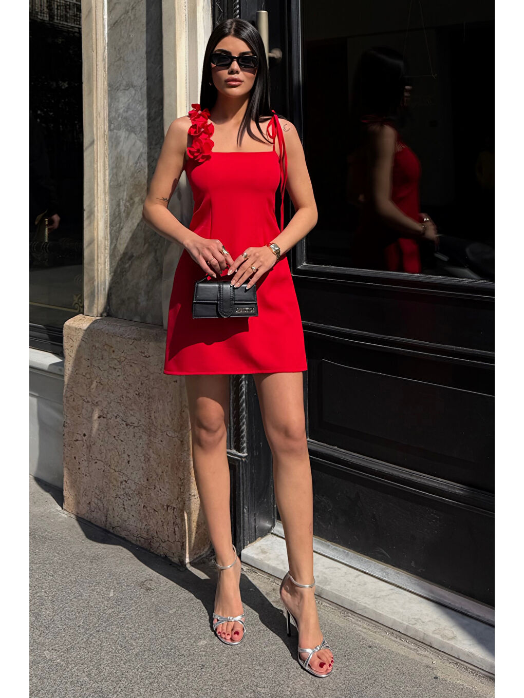 Kadın Kırmızı Çiçek Detaylı Askılı Mini Elbise-1