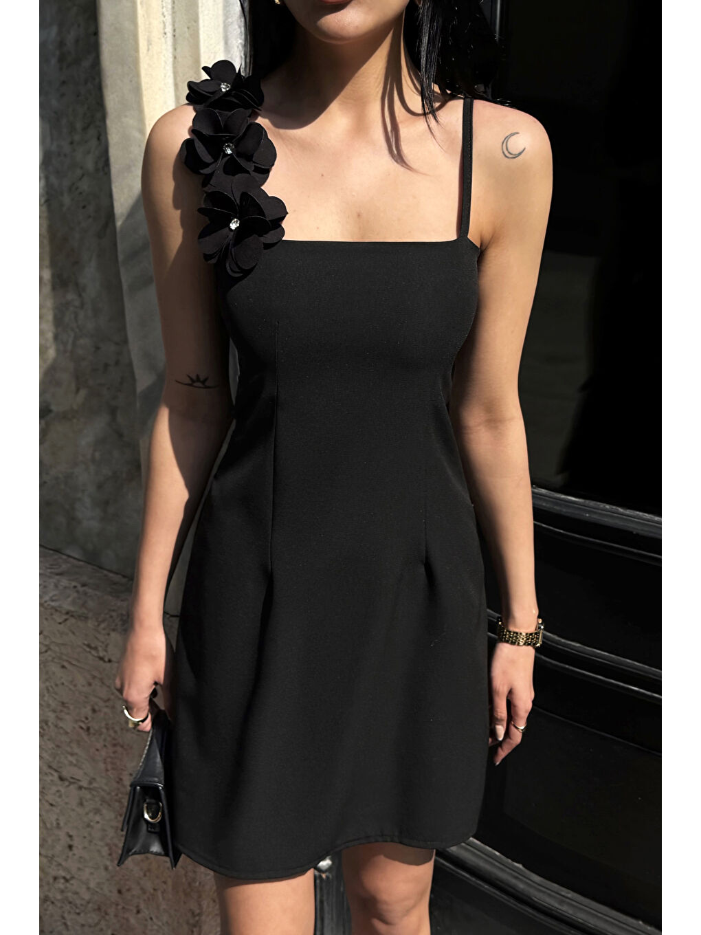 Kadın Siyah Çiçek Detaylı Askılı Mini Elbise-3