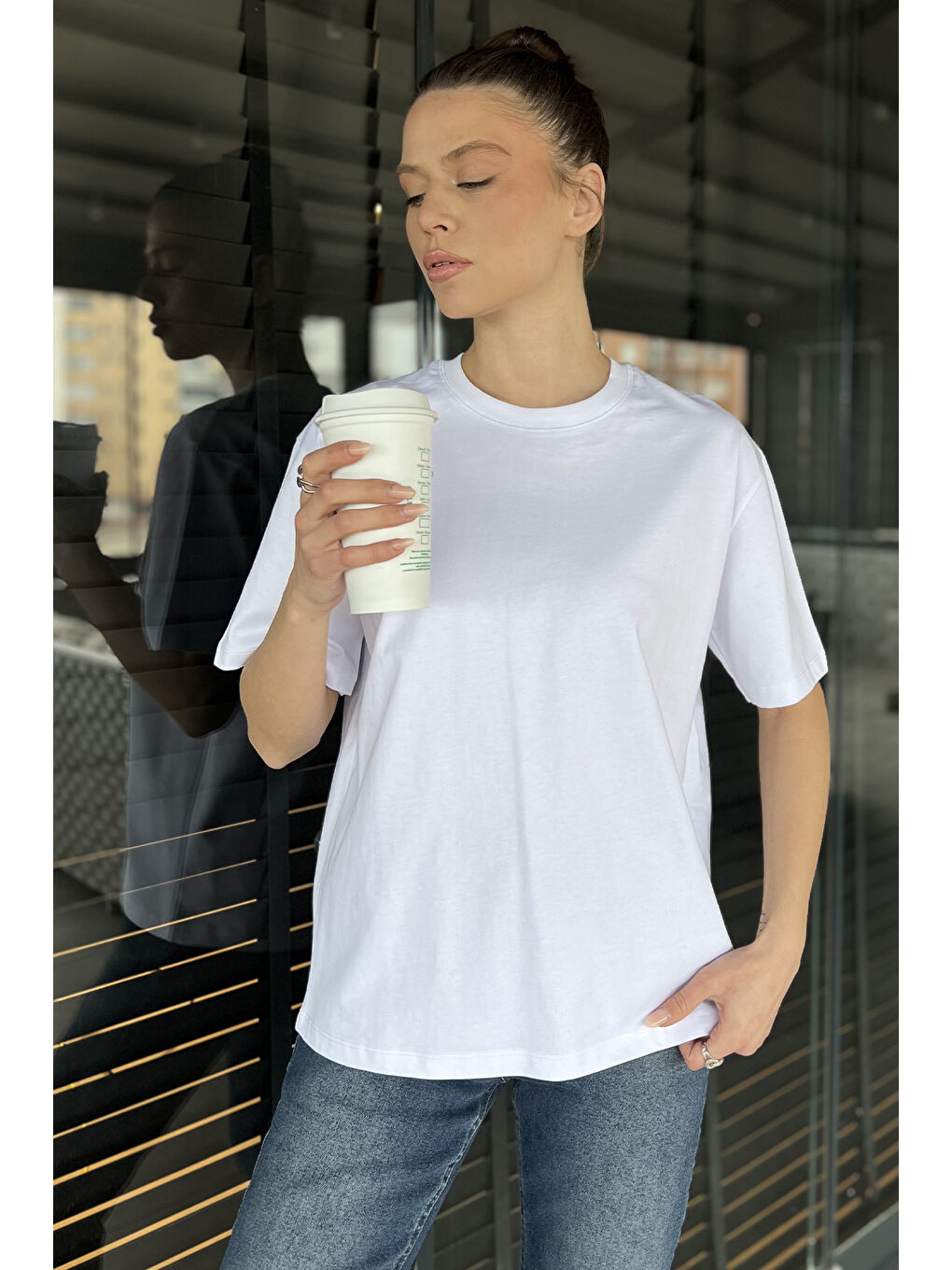 Beyaz Bisiklet Yaka Kadın Basic Tişört-1