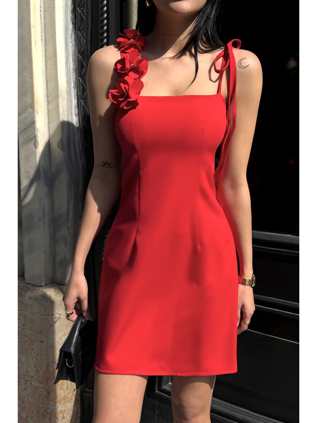 Kadın Kırmızı Çiçek Detaylı Askılı Mini Elbise-3