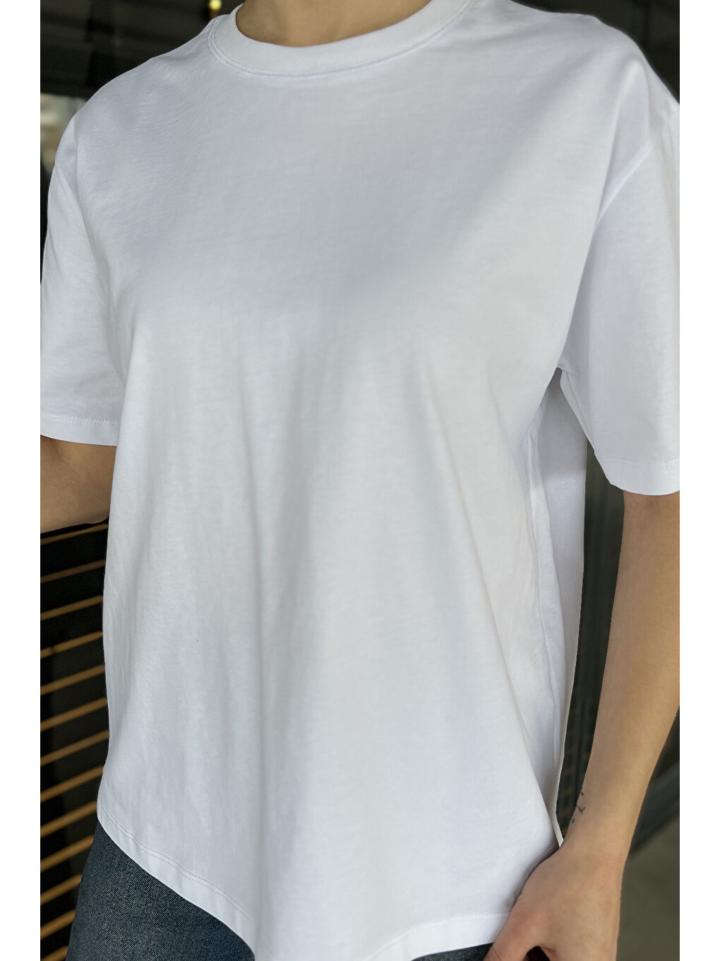 Beyaz Bisiklet Yaka Kadın Basic Tişört-3