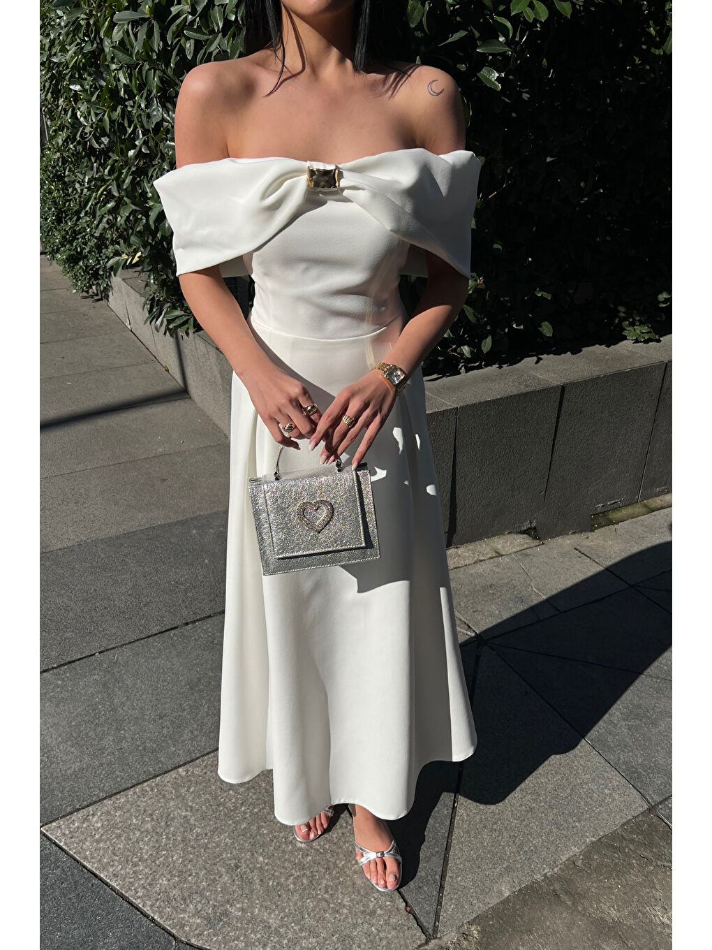 Kadın Beyaz Madonna Yaka Aksesuar Detay Midi Elbise-1