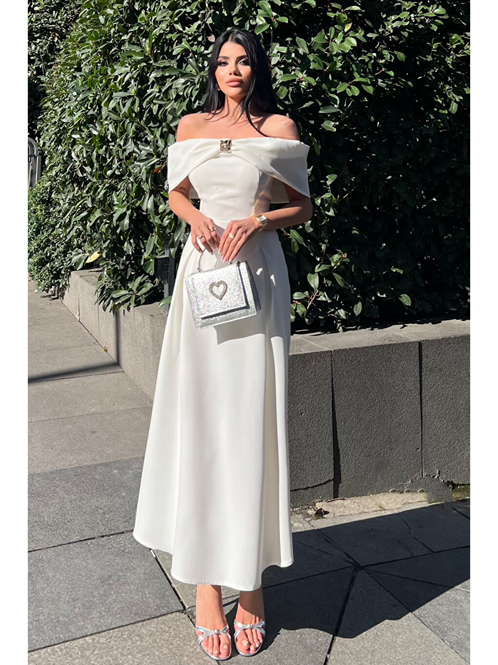 Kadın Beyaz Madonna Yaka Aksesuar Detay Midi Elbise-3