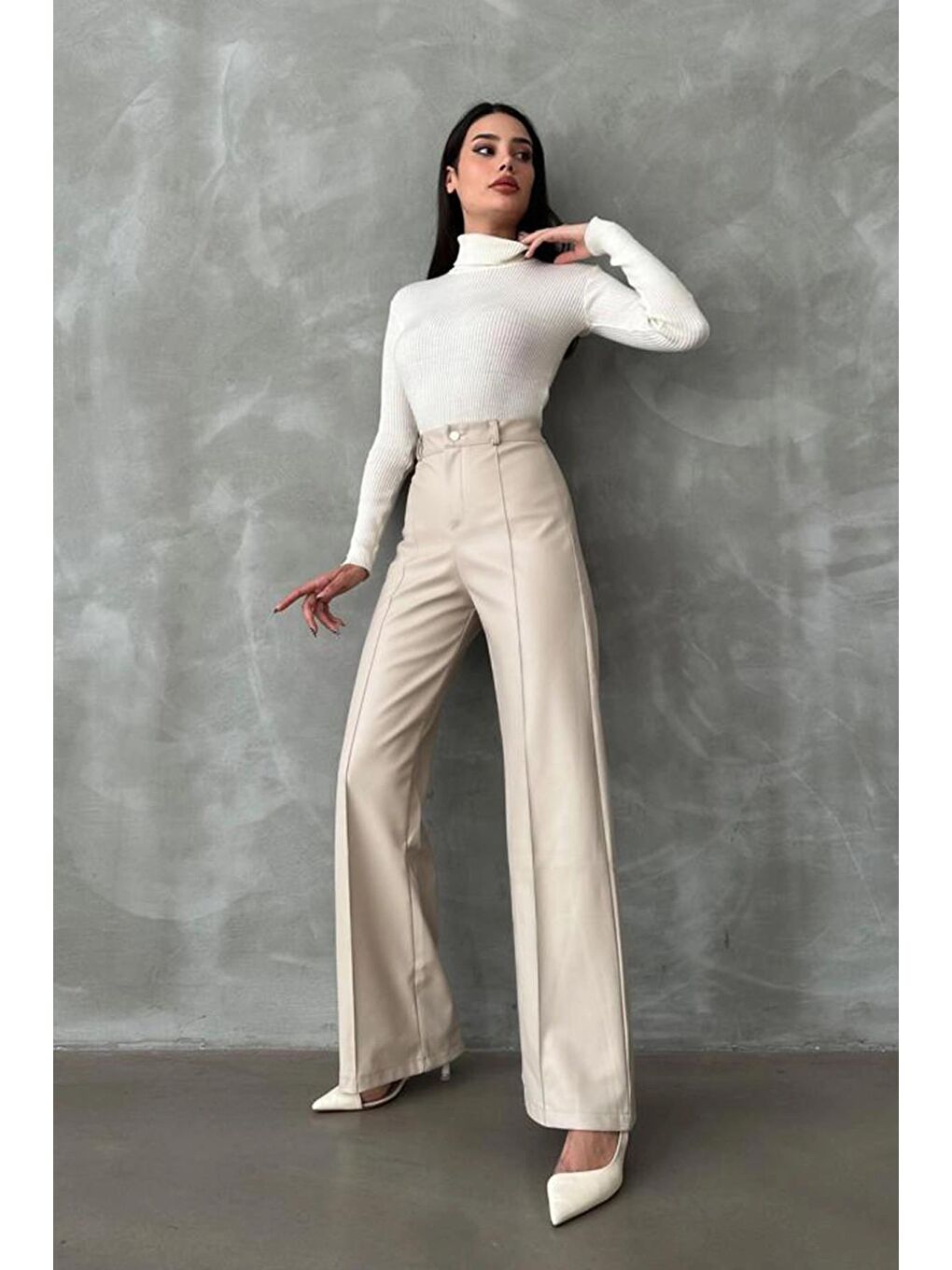 Bej Şardonlu Boru Paça Fermuarlı Düğmeli Cepsiz Suni Deri Pantolon 5149