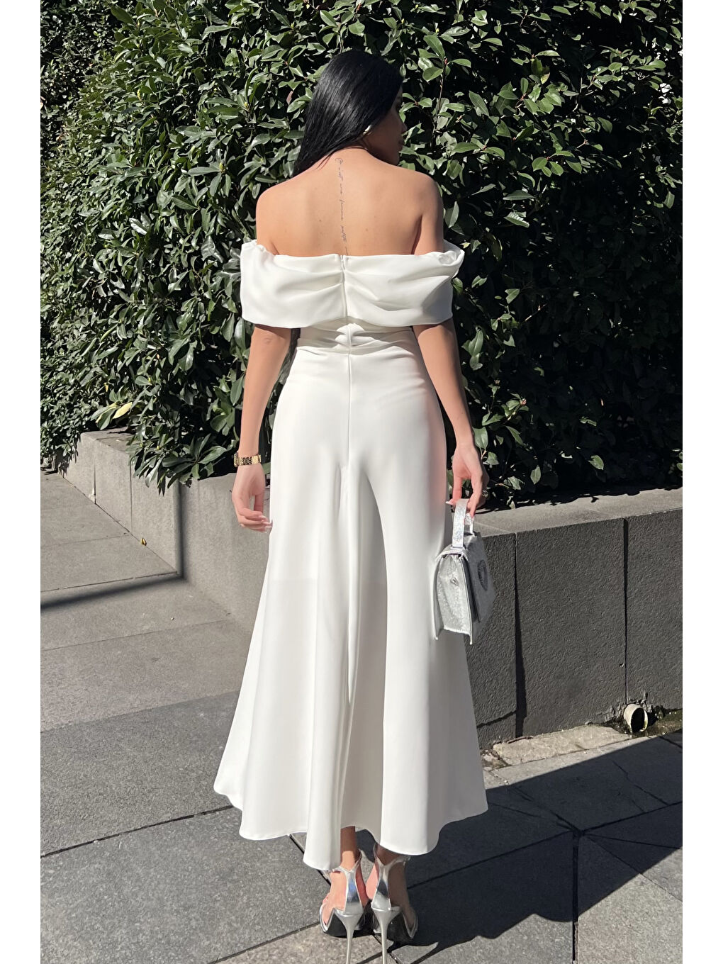Kadın Beyaz Madonna Yaka Aksesuar Detay Midi Elbise-4