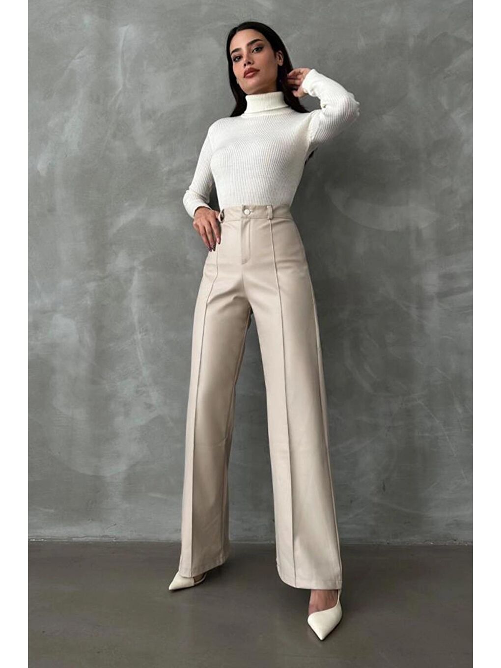 Bej Şardonlu Boru Paça Fermuarlı Düğmeli Cepsiz Suni Deri Pantolon 5149-1