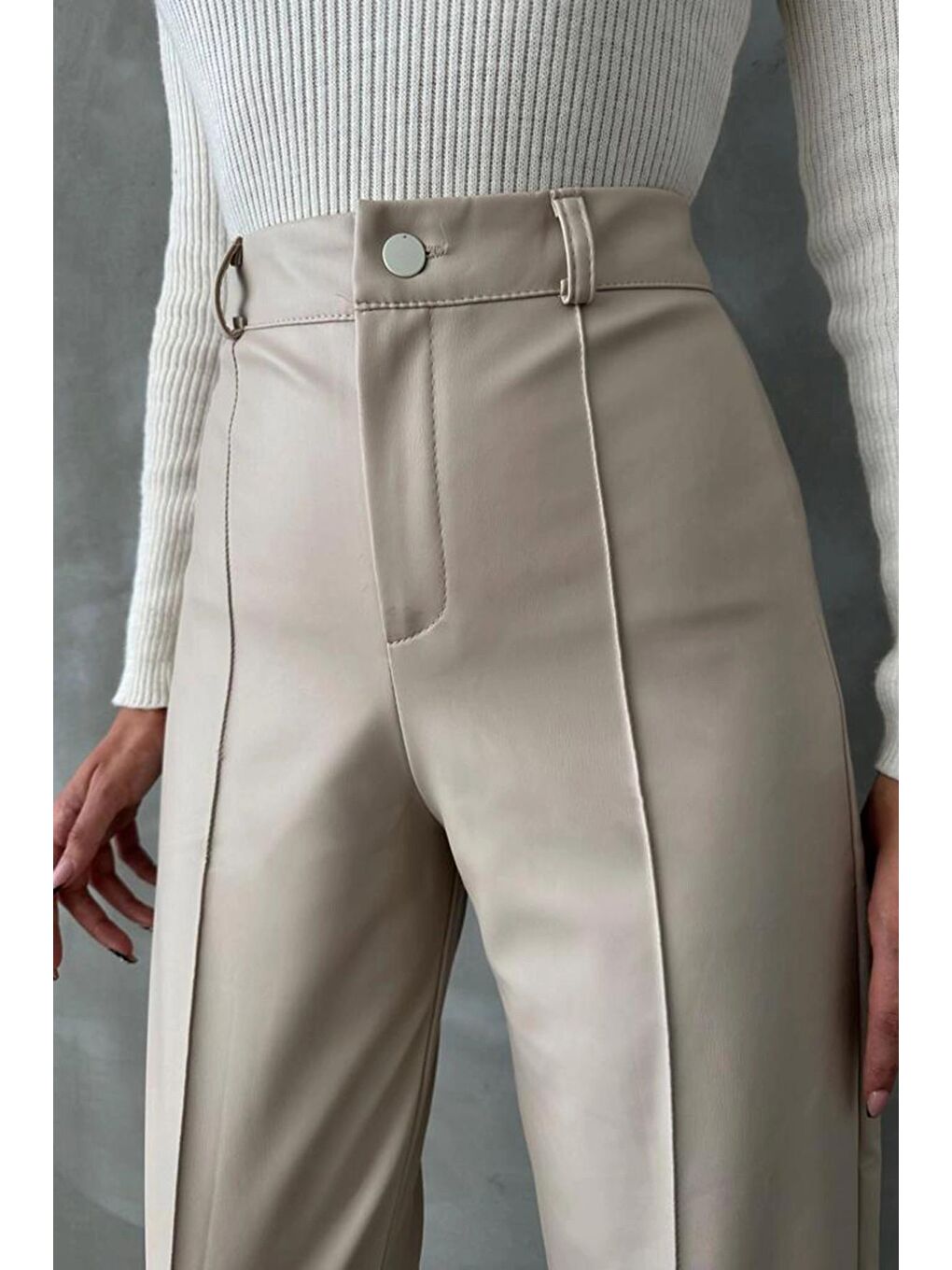 Bej Şardonlu Boru Paça Fermuarlı Düğmeli Cepsiz Suni Deri Pantolon 5149-2
