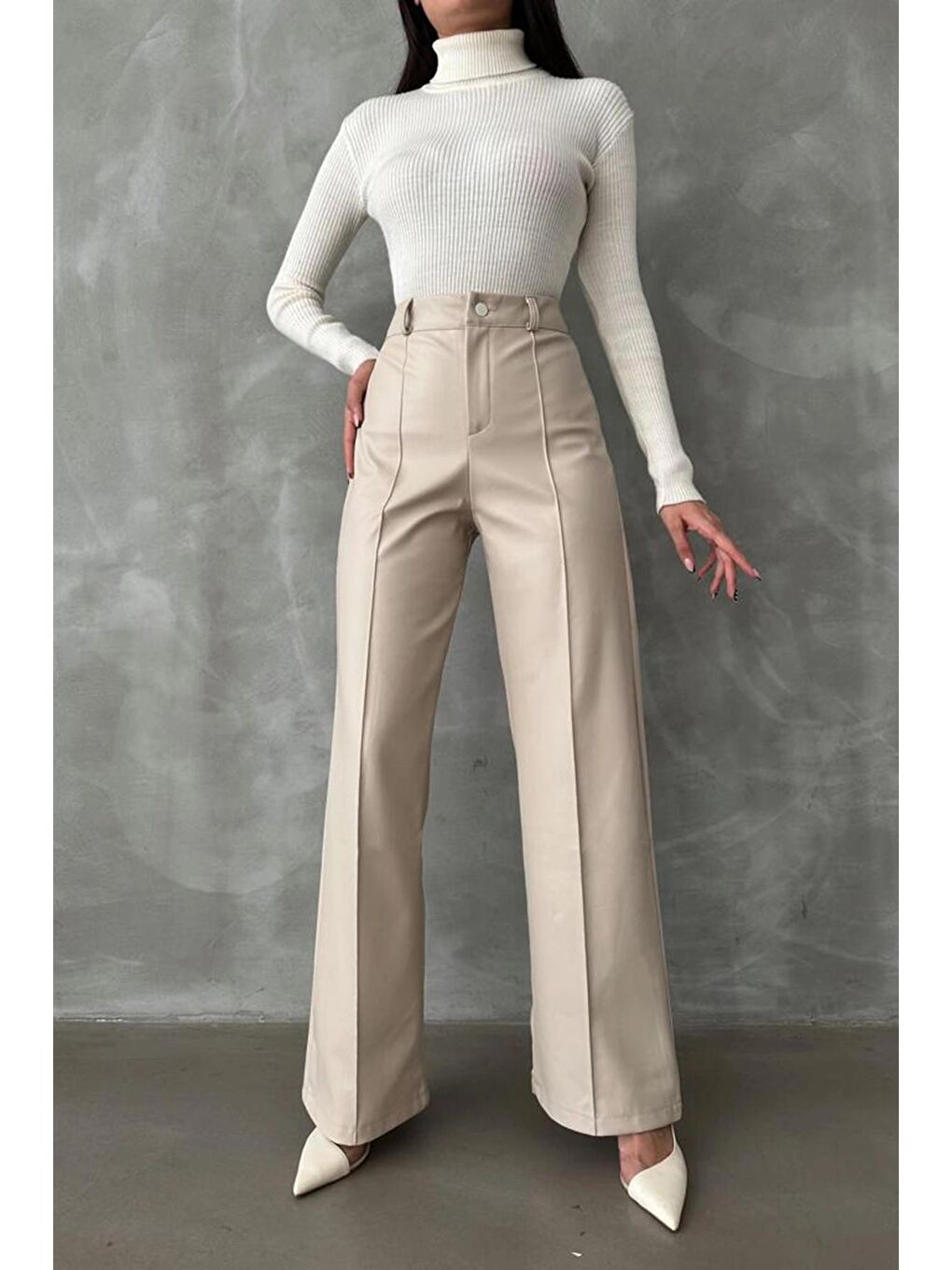 Bej Şardonlu Boru Paça Fermuarlı Düğmeli Cepsiz Suni Deri Pantolon 5149-3