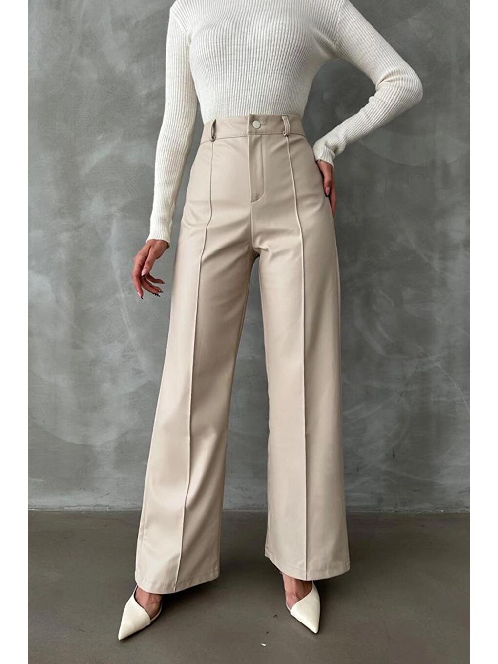 Bej Şardonlu Boru Paça Fermuarlı Düğmeli Cepsiz Suni Deri Pantolon 5149-4