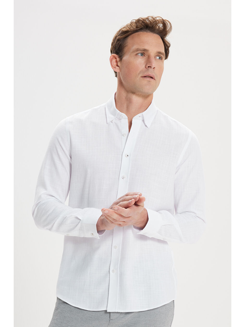 Erkek Beyaz Slim Fit Dar Kesim Gizli Düğmeli Yaka Keten Görünümlü %100 Pamuk Flamlı Gömlek-2