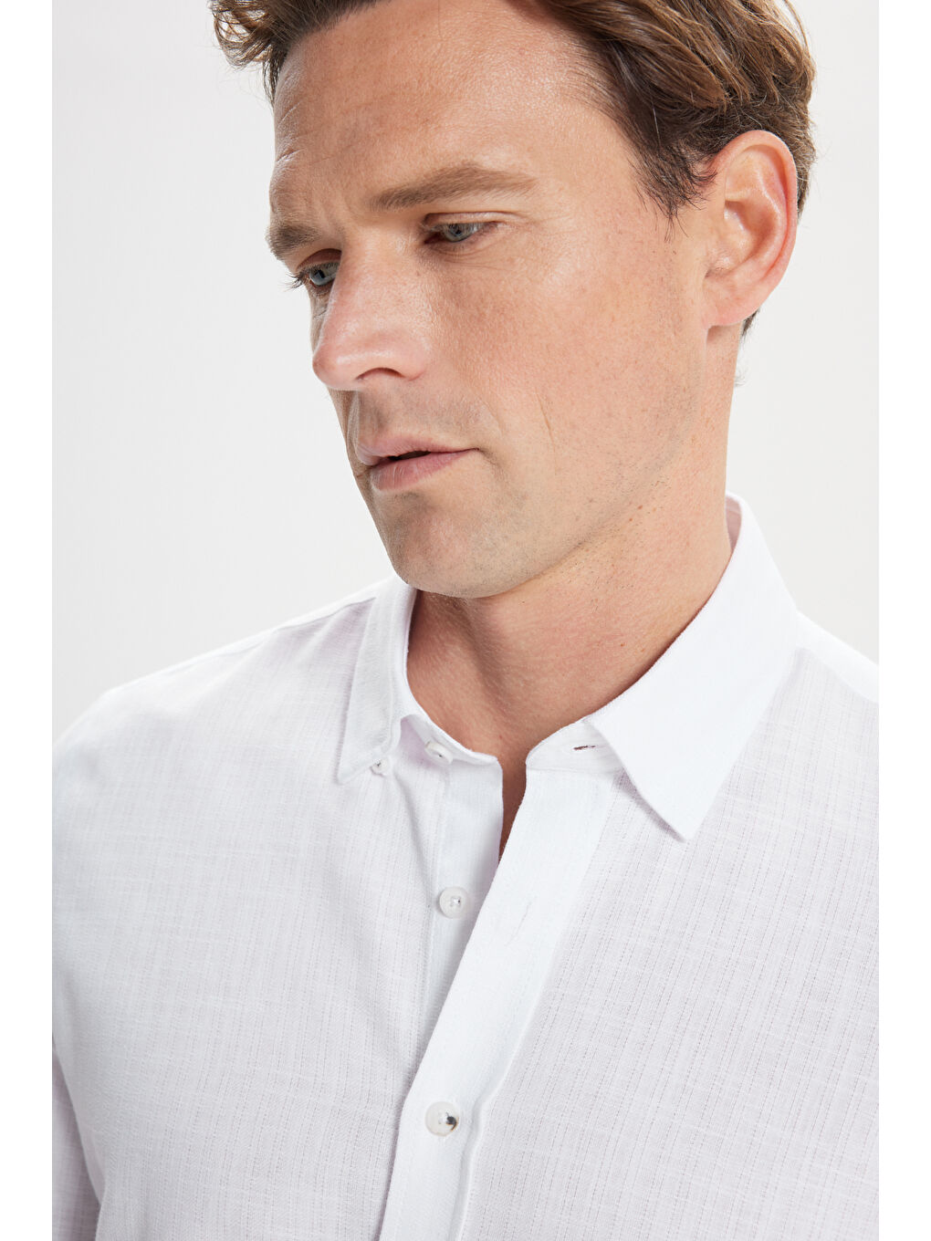 Erkek Beyaz Slim Fit Dar Kesim Gizli Düğmeli Yaka Keten Görünümlü %100 Pamuk Flamlı Gömlek-3
