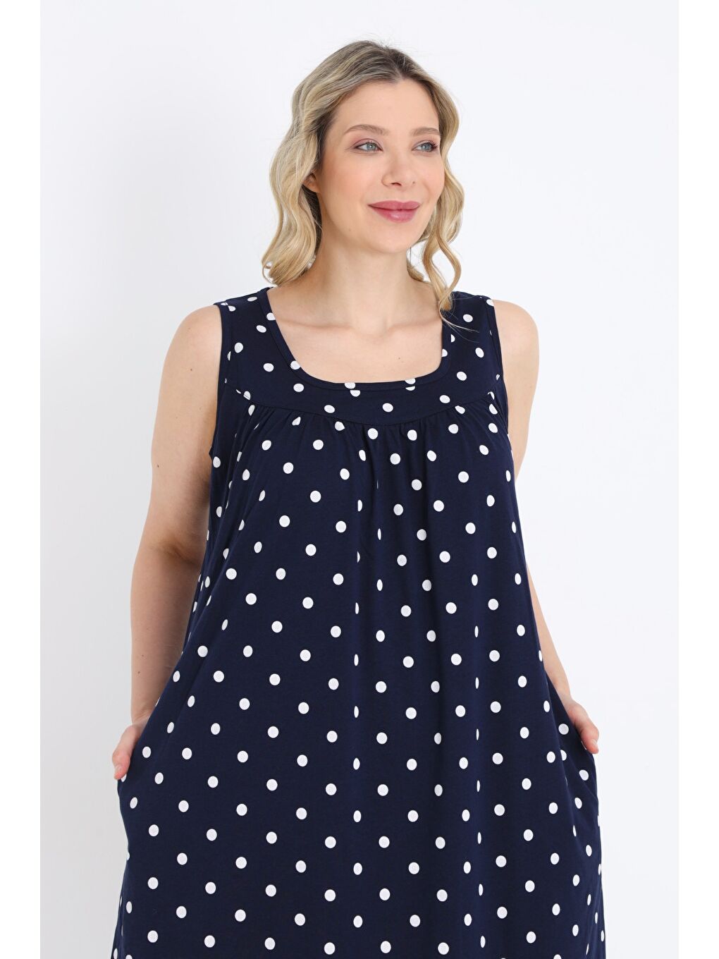 Kadın Büyük Beden Lacivert Puantiyeli Pamuklu Cepli Askılı Elbise-4