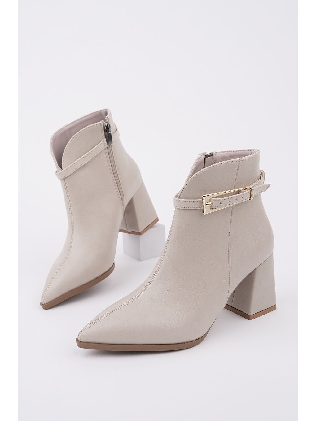 Bej GLORİA Sivri Burun Kemer Detaylı Kalın Topuklu Fermuarlı Kadın Bot
