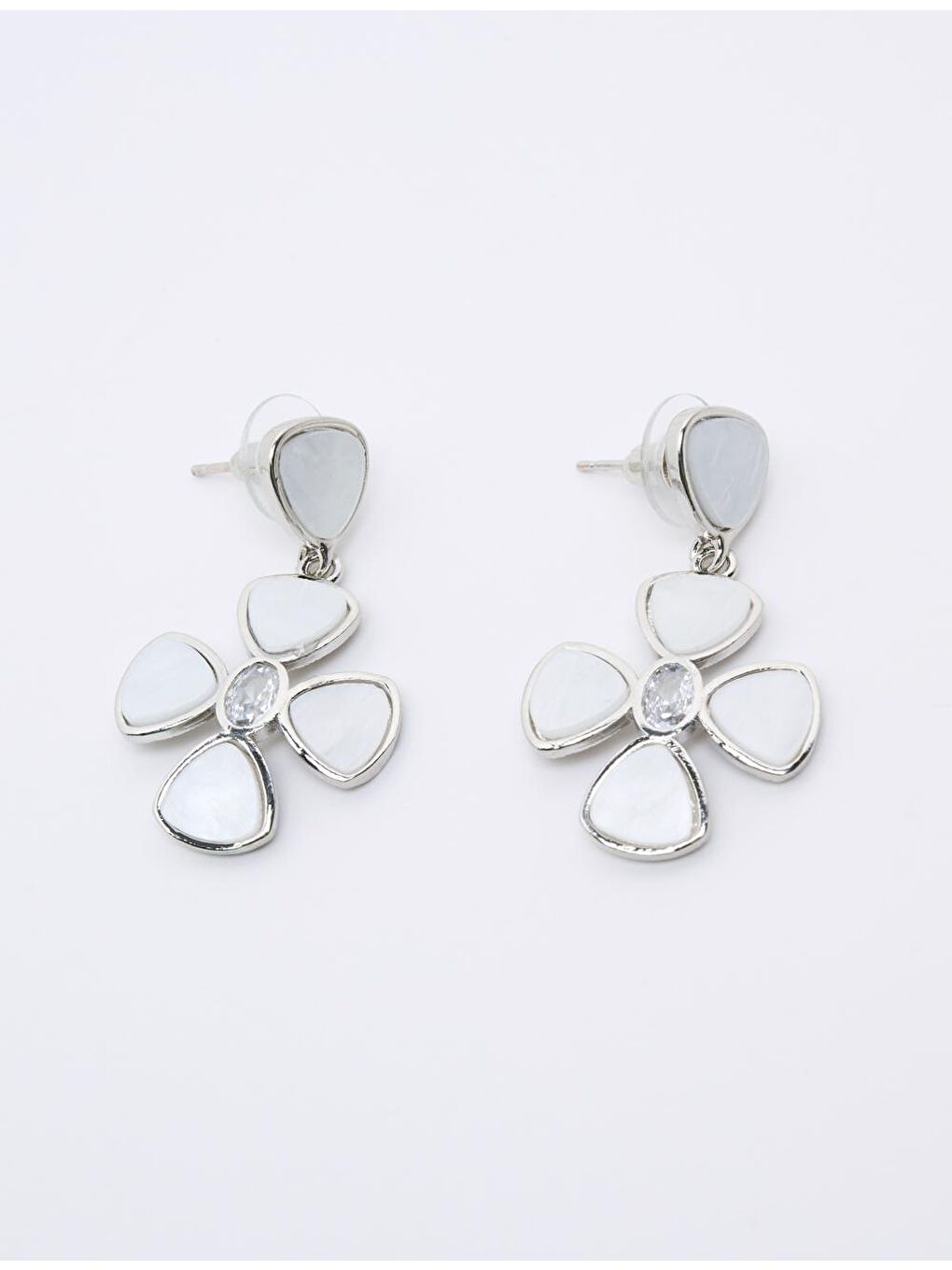 Gri Gümüş Çiçek Figürlü Sallanan Küpe