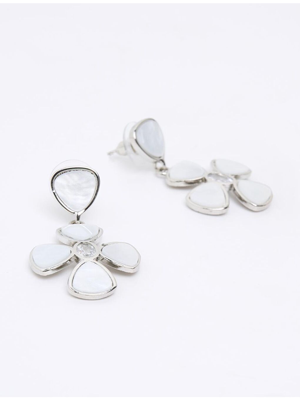 Gri Gümüş Çiçek Figürlü Sallanan Küpe-1