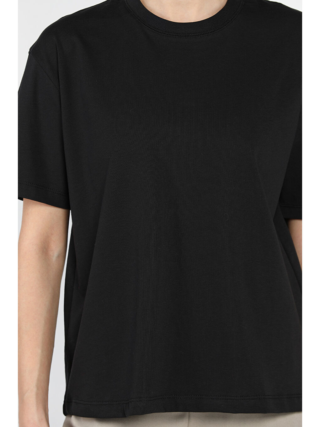 Siyah Bisiklet Yaka Kadın Basic Tişört-3