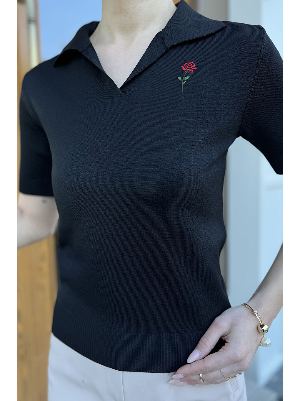 Siyah Polo Yaka Gül Nakışlı Kadın Triko Bluz-2