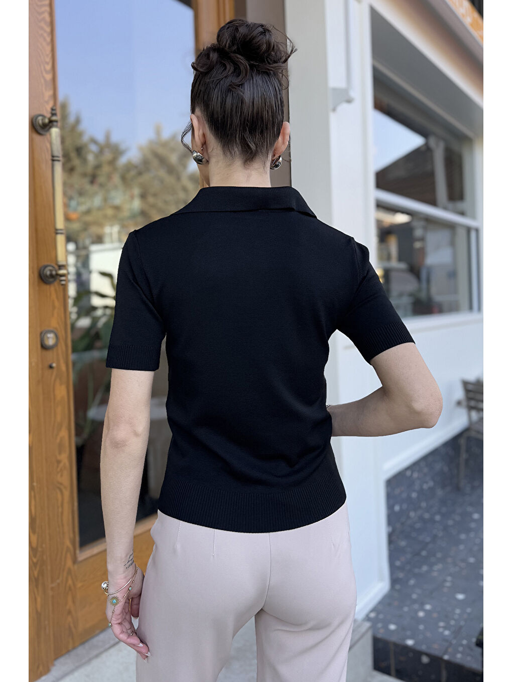 Siyah Polo Yaka Gül Nakışlı Kadın Triko Bluz-3