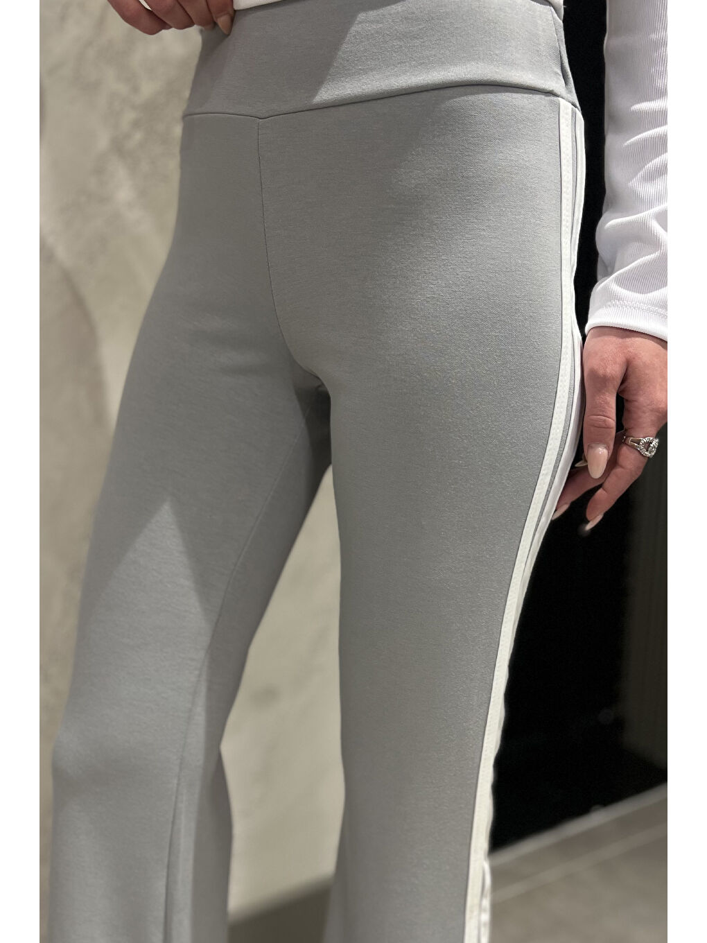 Gri Yan Şeritli Yüksek Bel Bol Paça Kadın Pantolon-3
