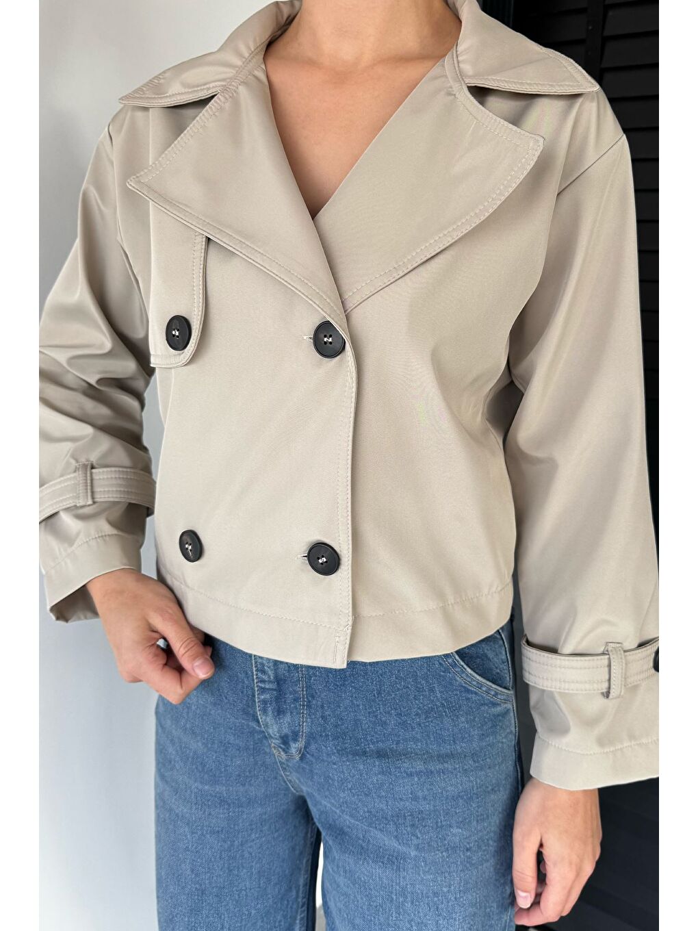 Bej Dört Düğmeli Kadın Kısa Trençkot