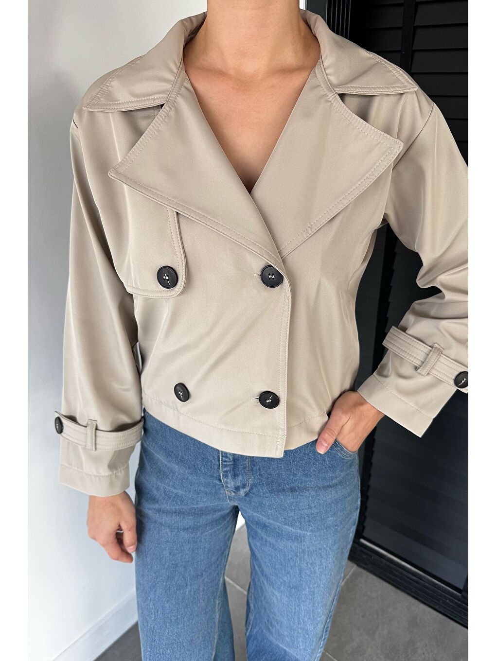 Bej Dört Düğmeli Kadın Kısa Trençkot-2