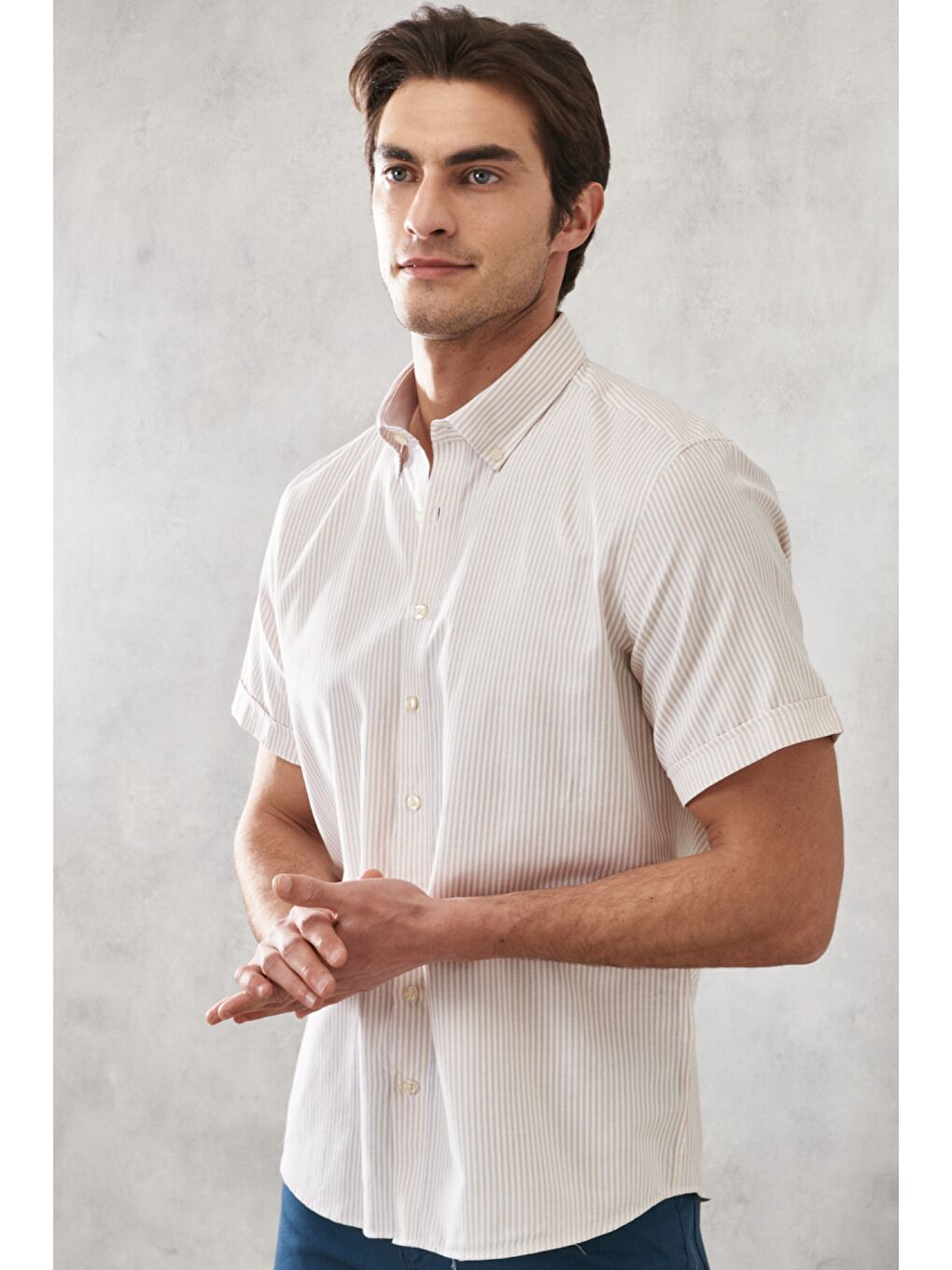 Erkek Beyaz-Bej Slim Fit Dar Kesim Düğmeli Yaka Çizgili Gömlek